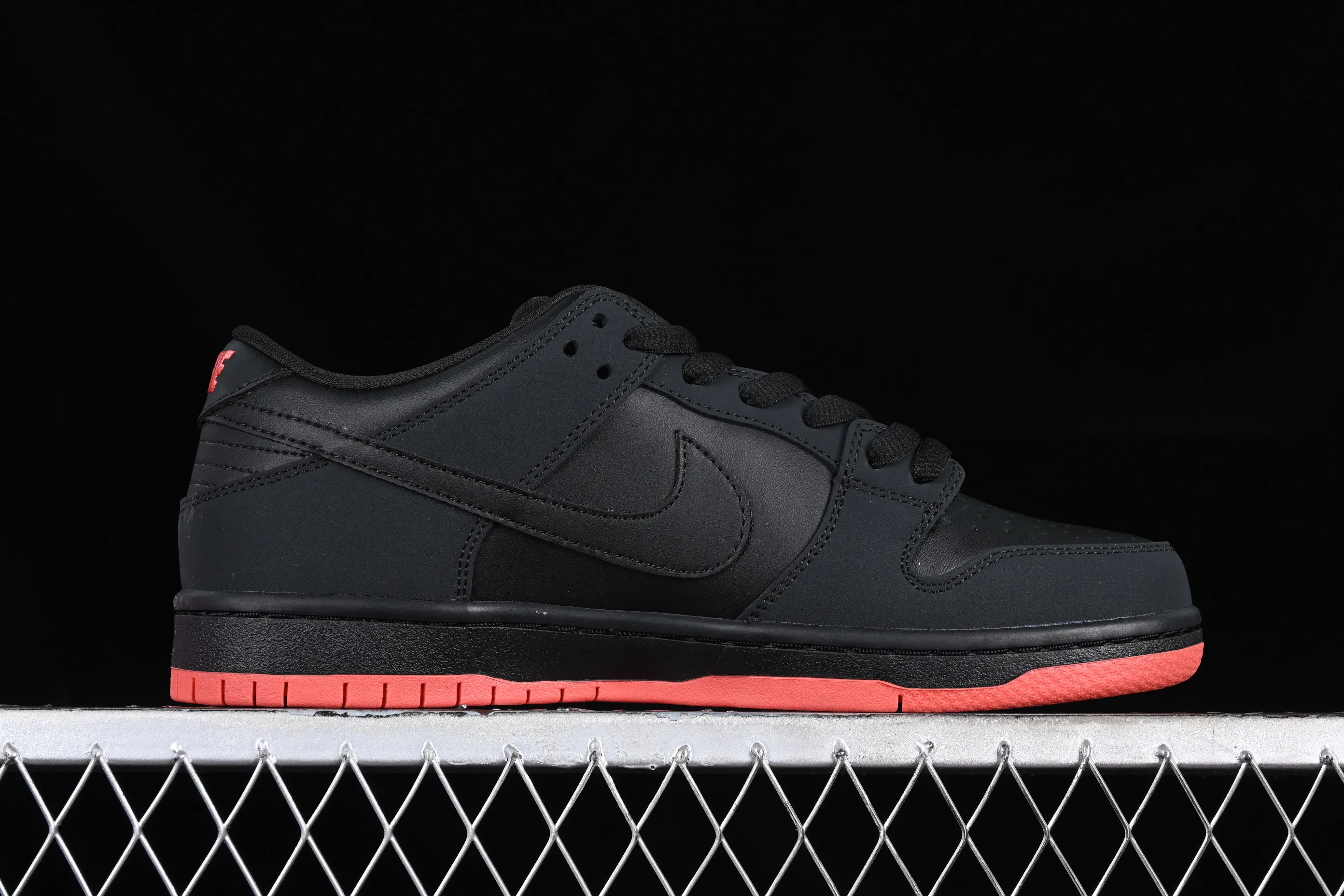 All categories Nk SB Dunk Series Nk SB Dunk Low Low-top sneakers K version Black Pigeon x Nk SB Dunk low Trd QS Black Pigeon Retro low-top versatile casual sports skateboard shoes 883232-008
